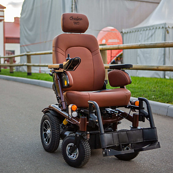 Кресло-коляска электрическая с сиденьем автомобильного типа коричневого цвета